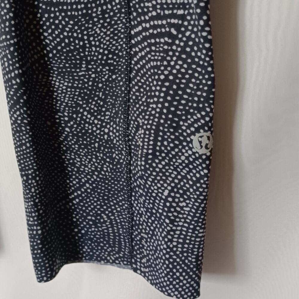 Lululemon Blue and Grey Nulux Fabric Crop Legging With Cut Out Hem.10 - Picture 5 of 12